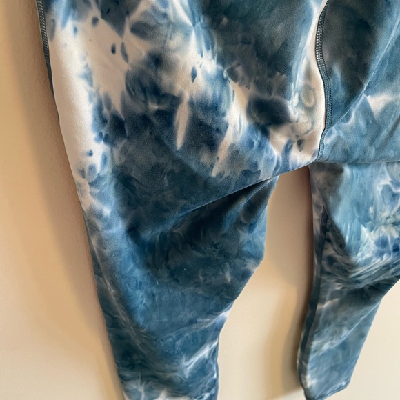 Size M Blue and White Tye Dye Leggings - Picture 15 of 17